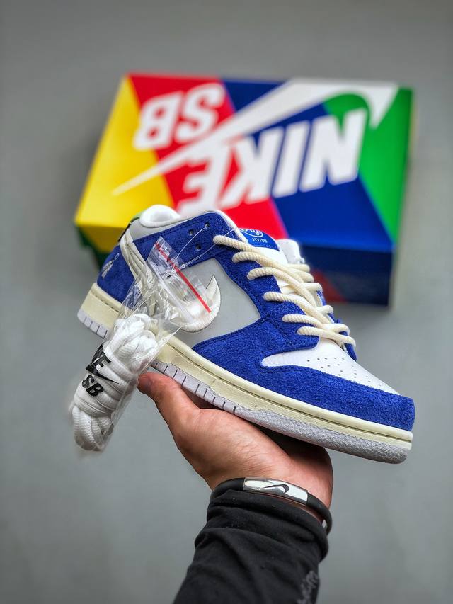 fly Streetwear X Nike Sb Dunk Low 上海限定鞋身以蓝色为主色调，鞋面主体和补强部分分别采用浅蓝与皇家蓝呈现，丰富鞋身层次。鞋面采