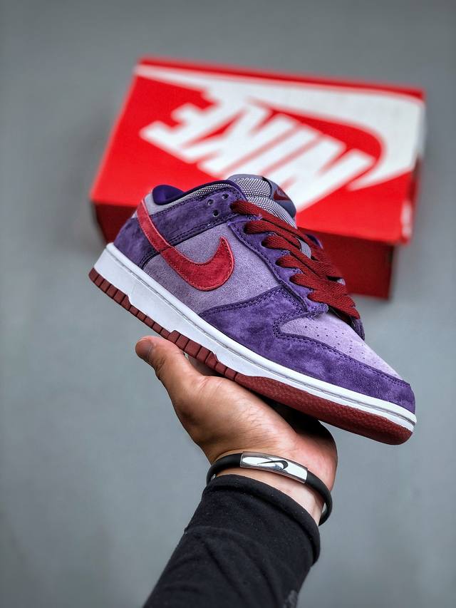 nike Dunk Low Retro 运动鞋复古板鞋，作为 80 年代经典篮球鞋款，起初专为硬木球场打造，后来成为席卷街头的时尚标杆，现以经典细节和复古篮球风