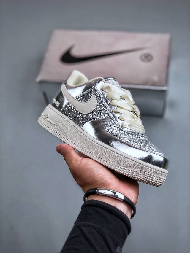 nike Air Force 1'07 Low “Time Imprint” “时光印迹”空军一号低帮休闲板鞋 鞋款鞋身采用了亮片皮革打造 随着时间的流逝和历史