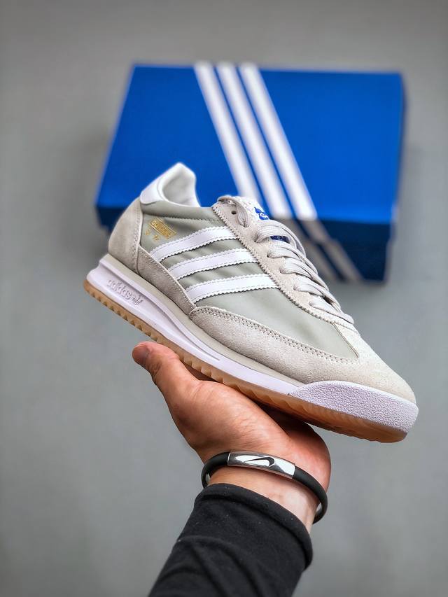 adidas Originals Sl 72 Rs Ji1281阿迪经典复古慢跑鞋鞋款采用舒爽尼龙鞋面、绒面革饰面和皮革细节等设计。与此同时，搭载着 Ecote