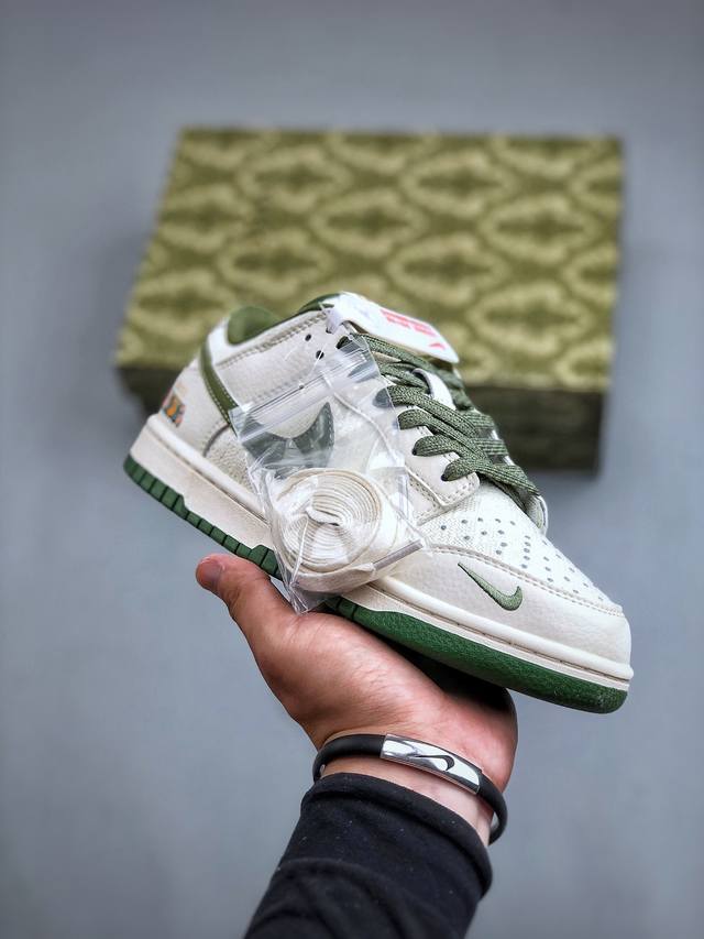 gucci X Nike Dunk Low 米白绿勾织布此款主张打破传统的工业化流水线设计限制，以made By Ideas的超级创意为理念，集结众多潮流设计师