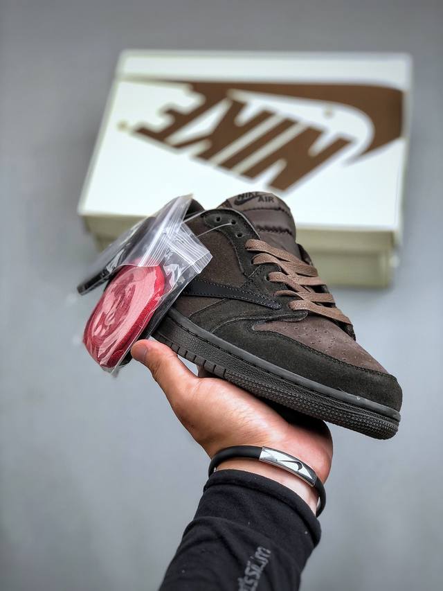 fragment X Travis Scott X Air Jordan 1 Low 三方联名倒钩性价比原盒出货 全新的三方联名低帮倒钩鞋面延续了黑脚趾设计，整