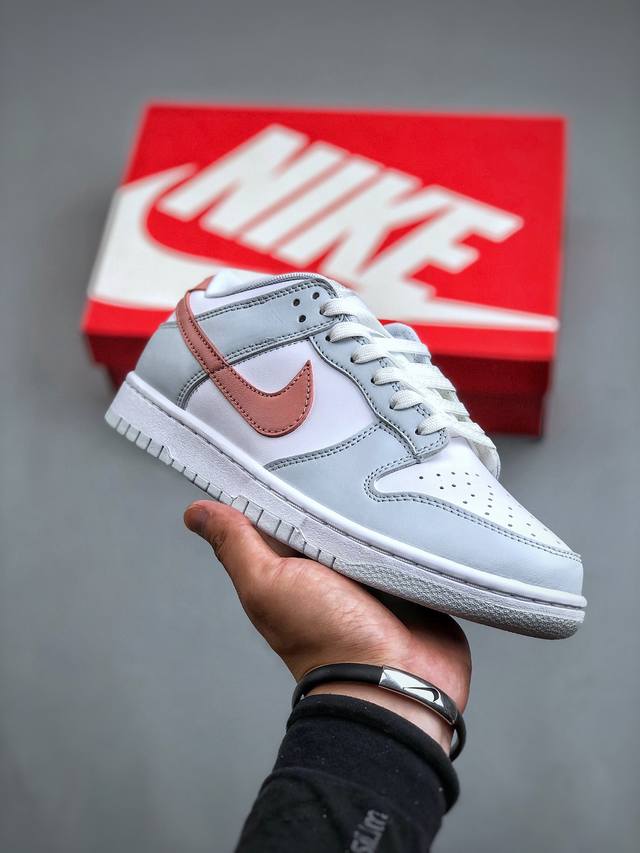 nike Dunk Sb Low 白灰粉 Dunk Sb顾名思义，具有经典的dunk血缘，又注入了更多的时尚元素。相较于普通的dunk滑板鞋，改良版的dunk