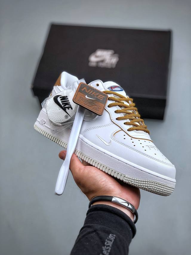 内置芯片，可扫码版，支持手机nfc识别！ 纯原级别 Nike Air Force 1 Low ‘07 原厂冲刀皮料切割干净 无任何毛边 清洁度细节完美 做工细节