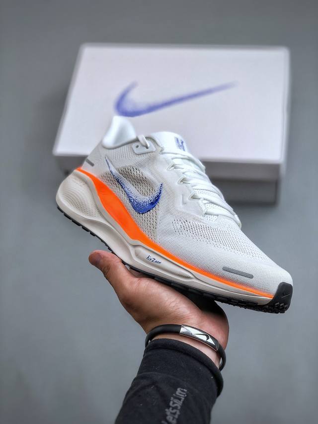 nike Air Zoom Pegasus 登月跑鞋网面透气跑步鞋 兼顾迅疾外观和稳固脚感 后跟覆面和中足动态支撑巧妙融合 缔造稳定顺畅的迈步体验 采用密度更高