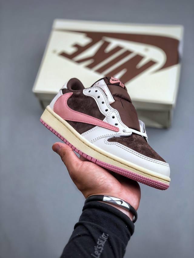 travis Scott X Air Jordan 1 Low倒勾低帮米棕粉 全新的三方联名低帮倒钩鞋面延续了黑脚趾设计 点缀上travis Scott 标志性