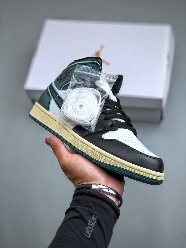 air Jordan 1 Mid 全新配色真正代工产物 原厂渠道 与正品无任何区别天猫外贸客户指定订单如今，Air Jordan 1 几乎成为潮人必备单品，原先