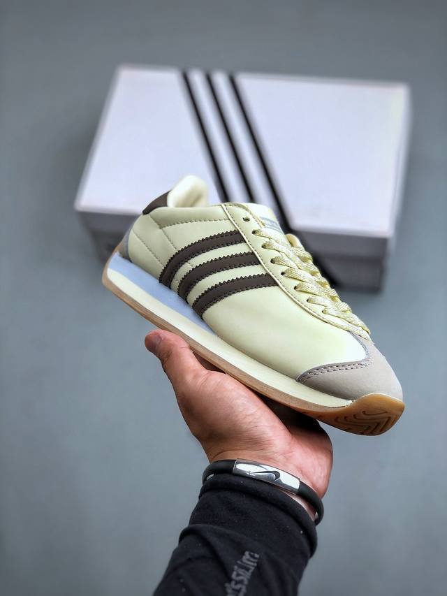 wales Bonner X Adidas Originals Country 联名款 阿迪时尚休闲板鞋款采用锦纶鞋面，配以麦棕色、黄色和墨色，更添神秘感。含缎