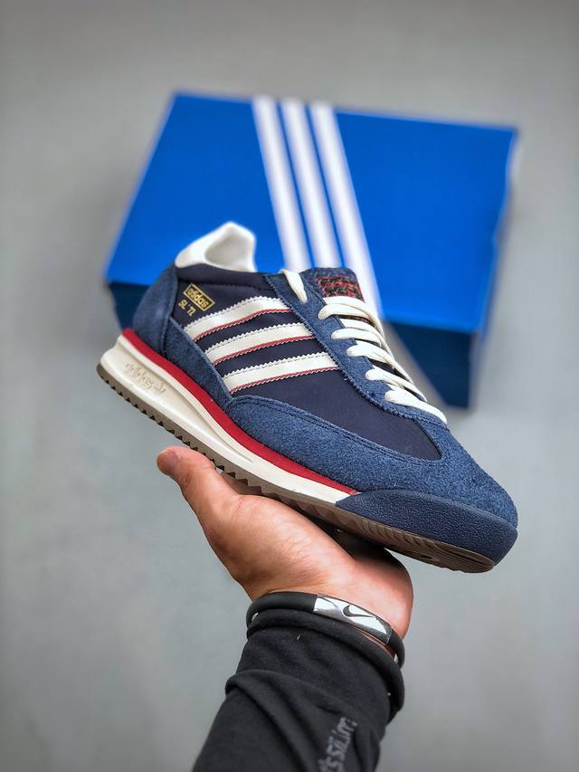 adidas Originals Sl 72 Rs 阿迪经典复古慢跑鞋鞋款采用舒爽尼龙鞋面、绒面革饰面和皮革细节等设计。与此同时，搭载着 Ecotex 鞋舌，更