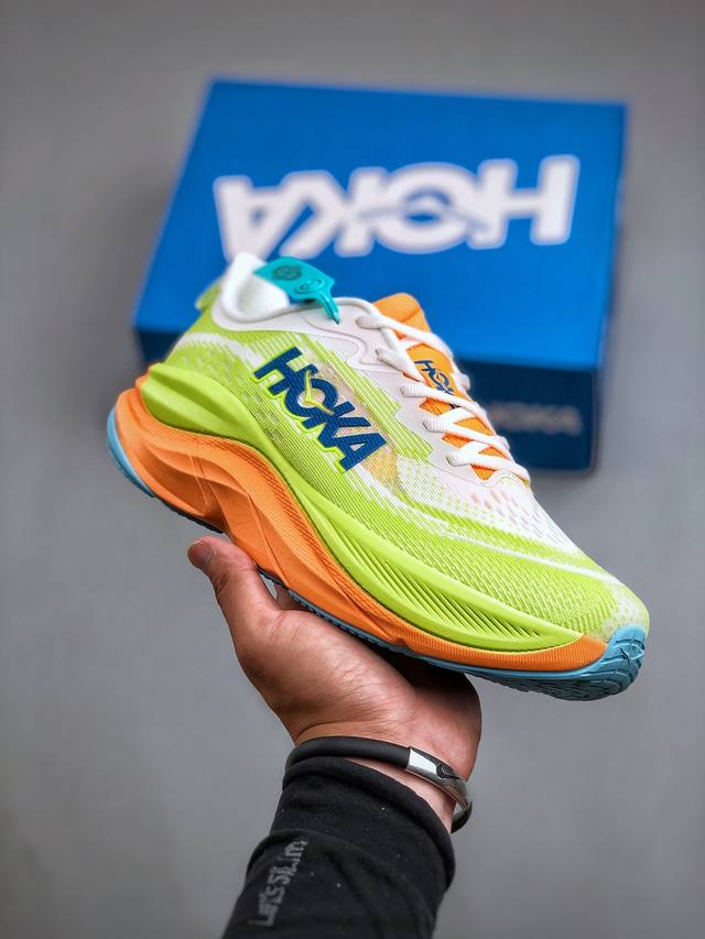 hoka M Skyflow 低帮专业越野跑步鞋 实拍首发粗矿型的鞋身上脚特别修饰腿型 经典的胖鱼头鞋型 超高颜值厚重皮质与热压鞋身质感让提升双层发泡中底增加整