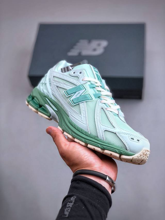 new Balance 1906R 联名复古潮流休闲运动慢跑鞋 上架实拍原鞋打版 细节完美 鞋面由透气网眼与绒面皮革组成#以encap中底配n-Ergy缓震科技