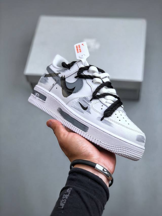 nike Air Force 1 Low 绑带涂鸦 原楦头原纸板 打造纯正空军版型 专注外贸渠道 全掌内置蜂窝气垫 原盒配件 原厂中底钢印、拉帮完美 货号：Dd