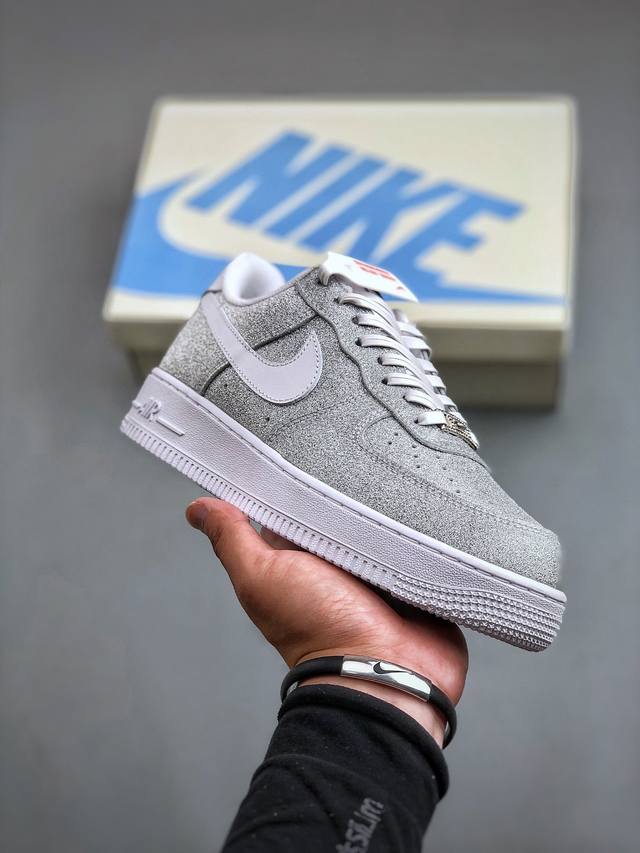 nike Air Force1 银色满天星 #原楦头原纸板 打造纯正空军版型 #专注外贸渠道 全掌内置蜂窝气垫 #原盒配件 原厂中底钢印、拉帮完美 货号：Dd8