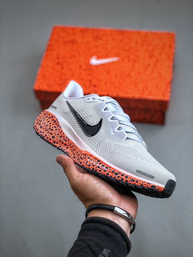 nike Air Zoom Pegasus 41 鞋面采用外层由韧性纱线+内层网眼布的设计，在确保稳定性和耐久性的同时，也保证了贴合舒适及透气性能此外，鞋带孔也