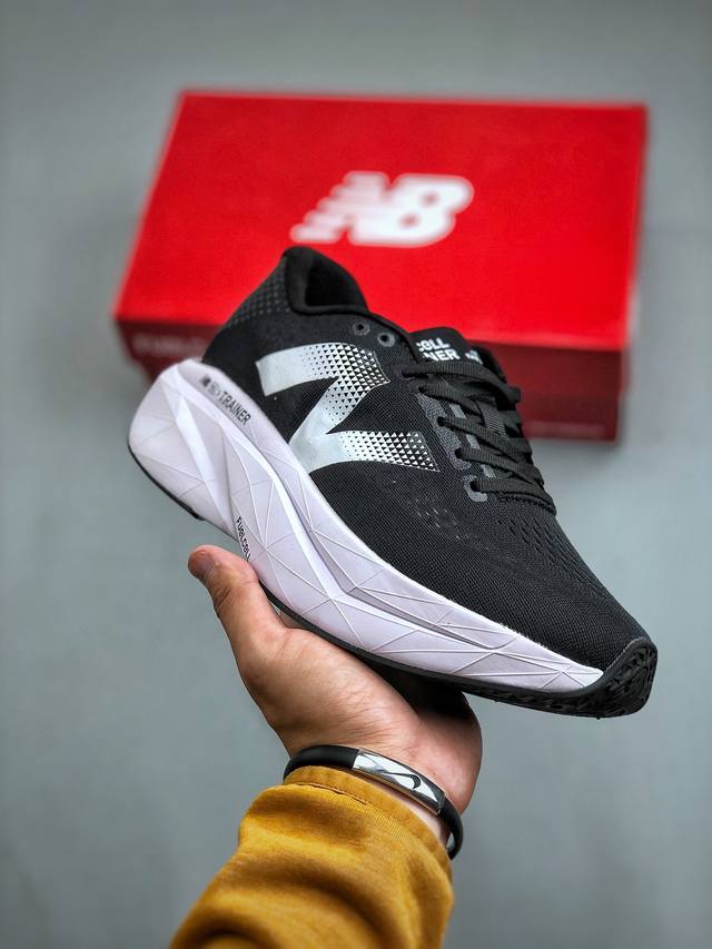 new Balance Nb 男女鞋rc Elite系列马拉松专业竞速碳板跑步鞋。搭载全新升级的全脚掌，Fuelcell科技中底，其优秀的疾速回弹性能有助于迅速