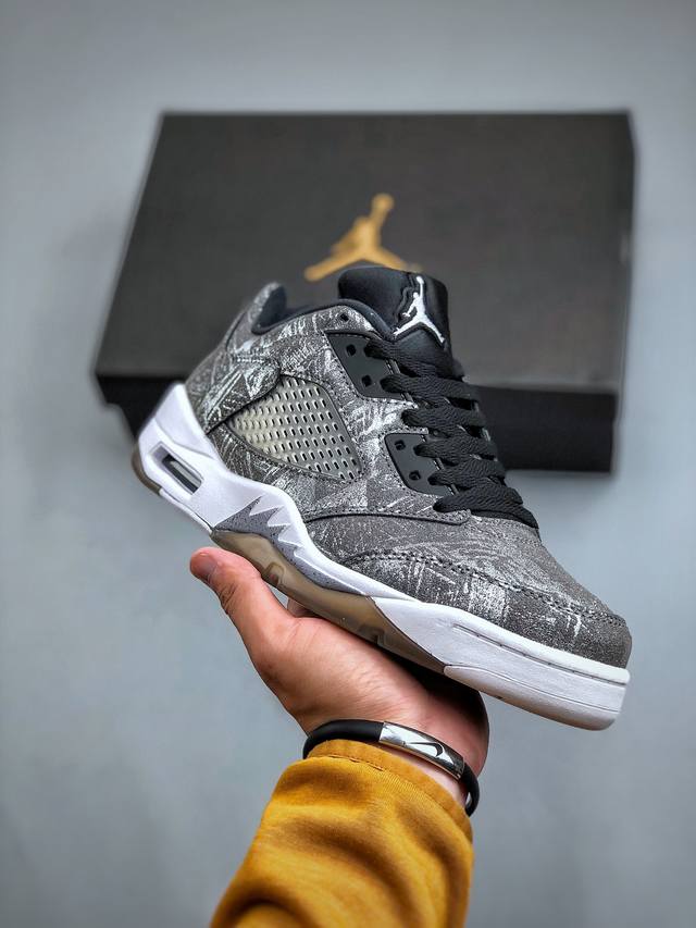 air Jordan 5 Low Premium Asg Aj5 乔5灰银配色 低帮篮球鞋 819951-003 #灰色的迷彩装饰鞋身搭配黑色鞋舌，白色中底，而