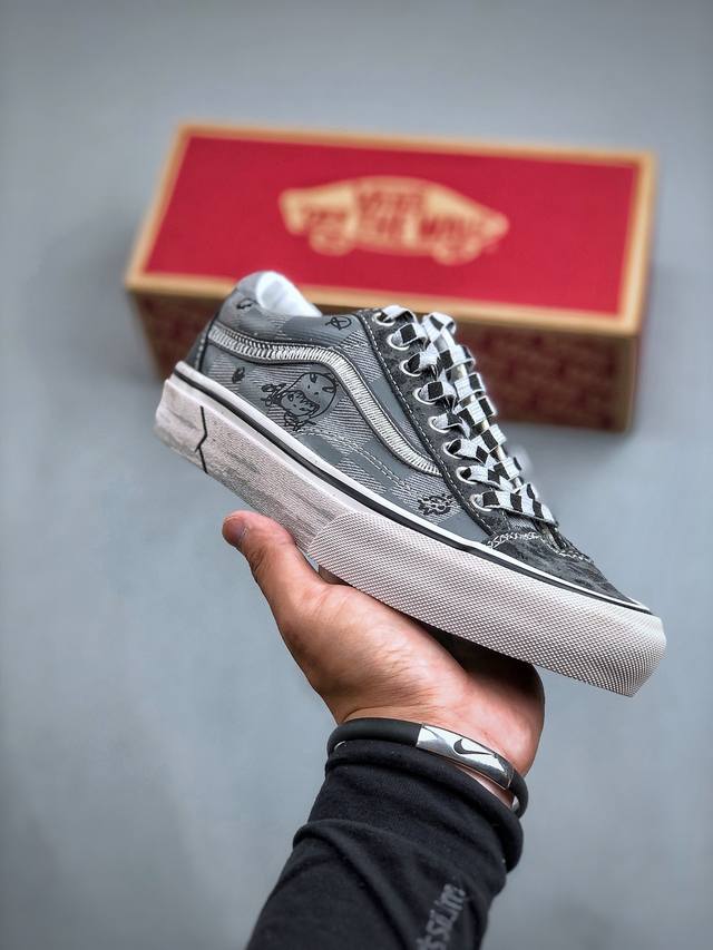 hirono X Vans Ua Style 36Va 泡泡玛特小野联名 style 36 鞋面是以裂纹皮革与帆布制成鞋头与后跟以灰黑色的裂纹皮革打造 鞋身两侧