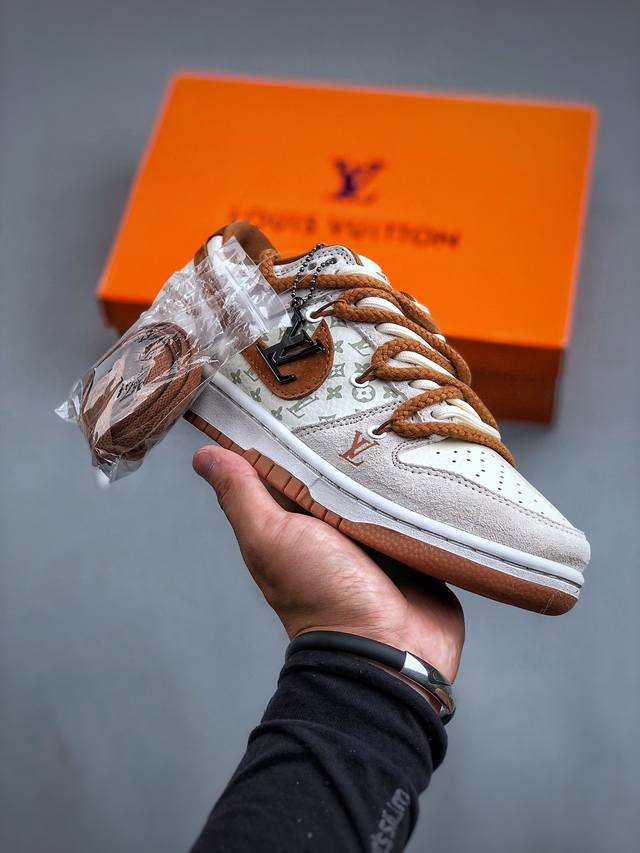 lv X Nike Dunk Low 此款主张打破传统的工业化流水线设计限制，以made By Ideas的超级创意为理念，集结众多潮流设计师，结合时下最ing