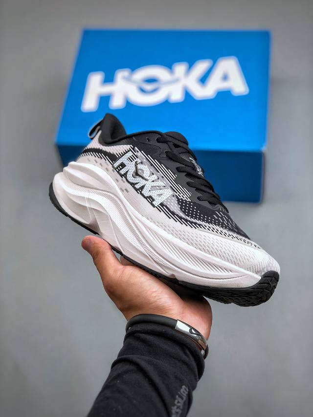 hoka M Skyflow 低帮专业越野跑步鞋 粗矿型的鞋身上脚特别修饰腿型 经典的胖鱼头鞋型 超高颜值厚重皮质与热压鞋身质感让提升双层发泡中底增加整体鞋身造