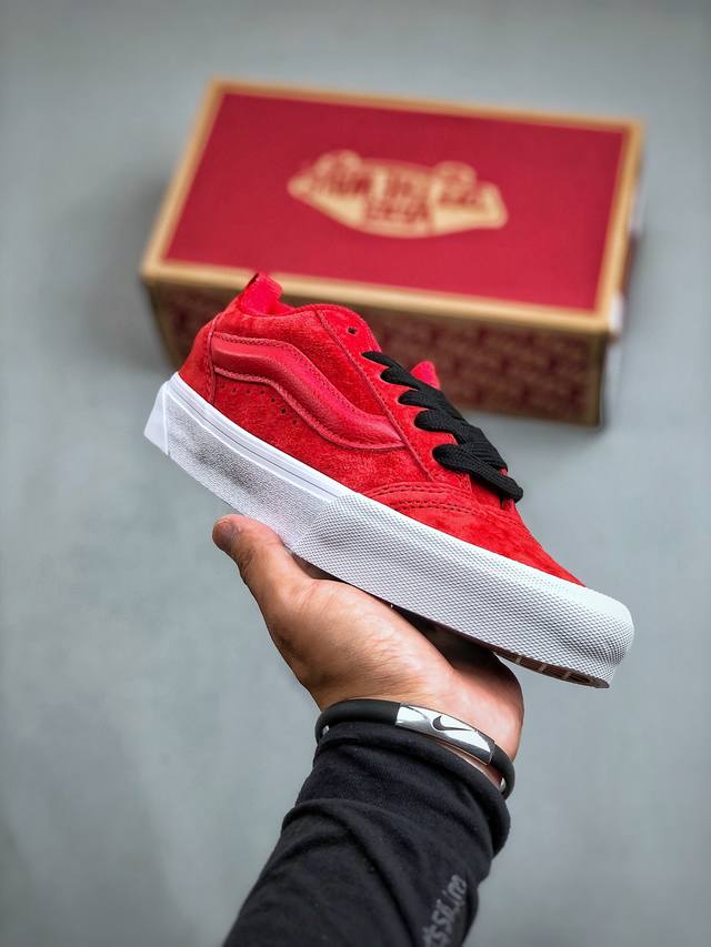 vans Knu-Skool 中国红 “俗称爱国者一号”咱们就应该红红火火去上学整体采用全麂皮面料，此款更加适合夏天 size：35-45 带半码