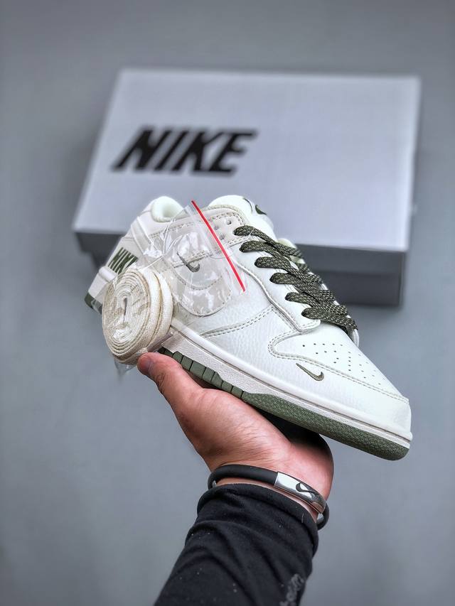 nike Sb Dunk Low 定制配色史诗福利 全网唯一全头层版本 正确低趴鞋头细节 拒绝偷工减料福利供应 Dunk Sb顾名思义，具有经典的dunk血缘，