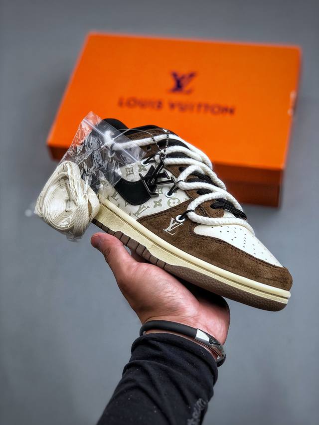 lv X Nike Dunk Low 米青棕印花此款主张打破传统的工业化流水线设计限制，以made By Ideas的超级创意为理念，集结众多潮流设计师，结合时