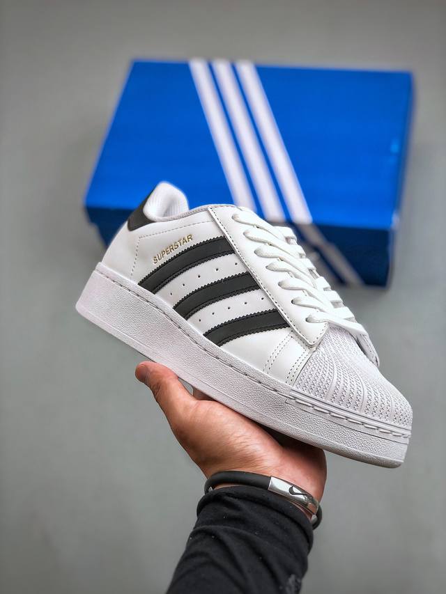 adidas Originals Superstar 经典复古贝壳头厚底板鞋 If9995 诞生于1969年 是第一双将全皮面鞋 身与橡胶鞋头结合在一起的低帮篮