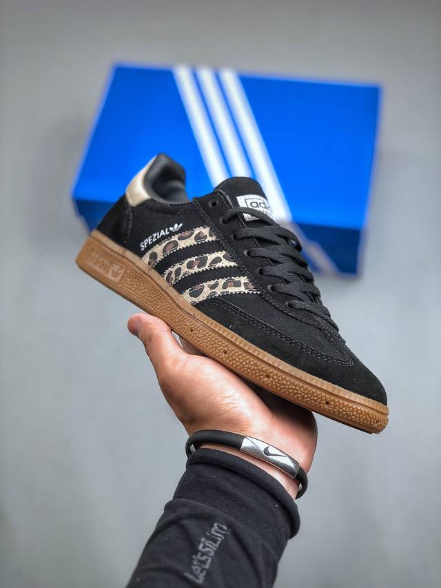 adidas Handball Spezial 阿迪达斯经典款 复古休闲板鞋全鞋漆皮鞋头 织布鞋面 牛筋耐磨大底 承载青春情怀的板鞋 经典三条杠装饰鞋侧 品牌辨