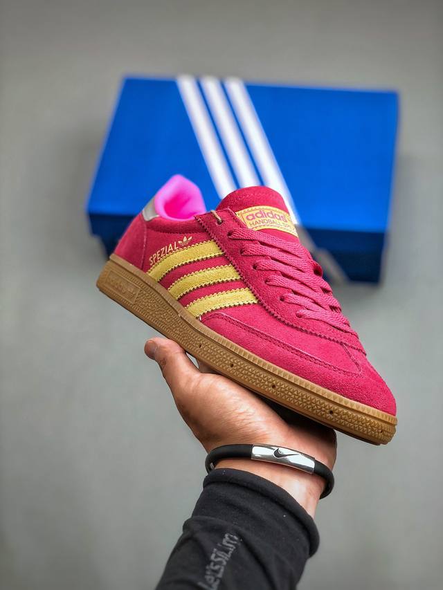 adidas Originals Handball Spzl 手球运动员系列百搭休闲运动板鞋 Ji 7 这款来自阿迪达斯的这款handball Spzl前身是一