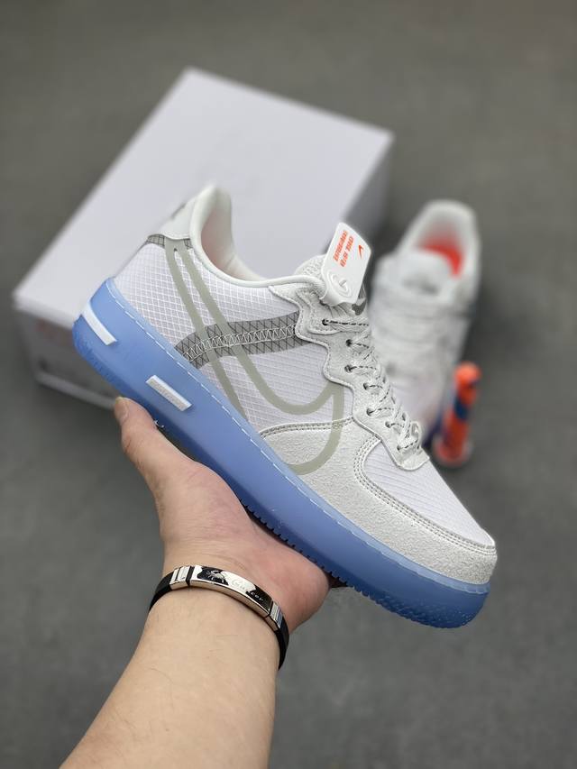 公司级 Nike Air Force 1 React Qs 解析冰蓝 空军一号低帮板鞋 Light Bone 冰块 公司级白色鞋身搭配浅蓝色水晶底，内置srle