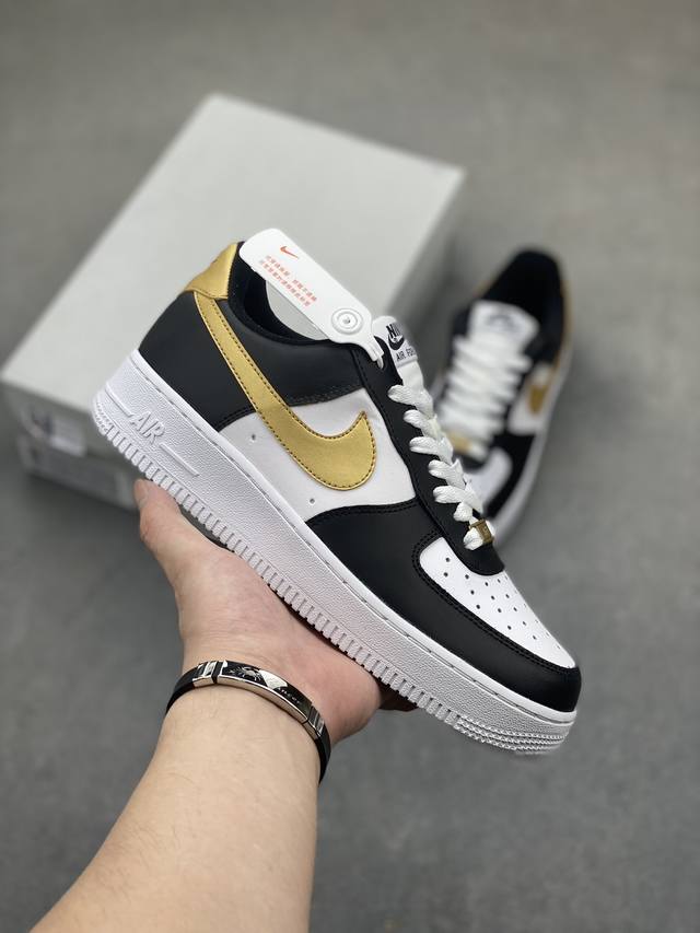 公司级 Nike Air Force 1 Low 白黑金勾拼接 整体以白色为基调 黑色鞋身框架 乳白黑色 Swoosh Logo搭配金色鞋勾 整体白色鞋身搭配白