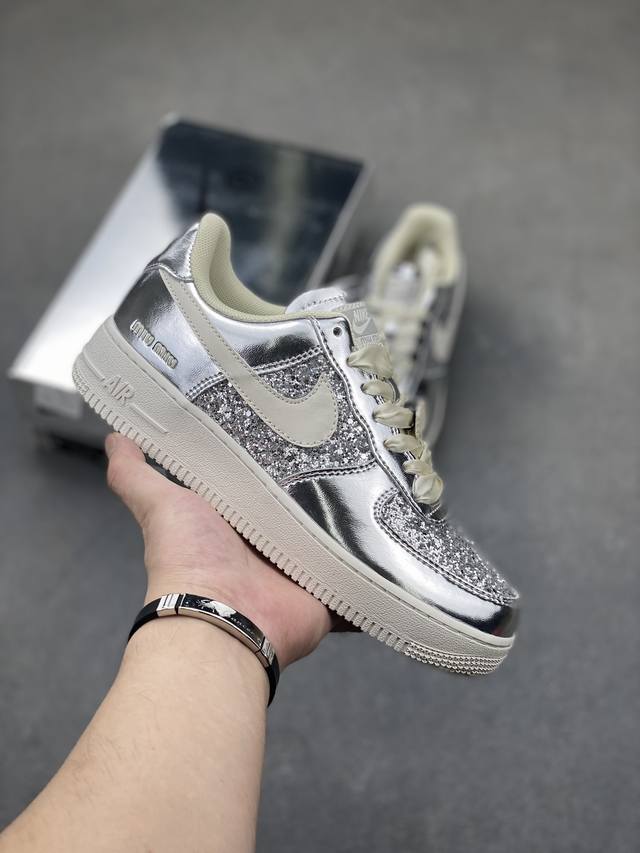 独家实拍nk Air Force 1'07 Low “Time Imprint” “时光印迹”空军一号低帮休闲板鞋 鞋款鞋身采用了亮片皮革打造 随着时间的流逝和