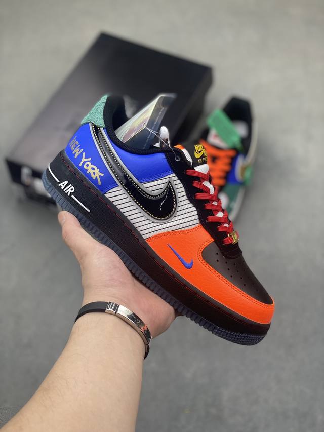 nike Air Force 1 Low “ What The Nyc” 空军一号 纽约限定 采用了多材质多色调的不对称手法，这款 Nyc 纽约版本还融入了涂鸦