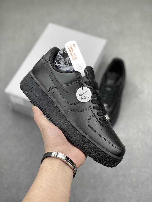 独家实拍 No.1版本 遥遥领先 纯原级别 Nike Air Force 1 Low “亮面全黑” 货号：Cw 8-001 原厂冲刀皮料切割干净 无任何毛边 清