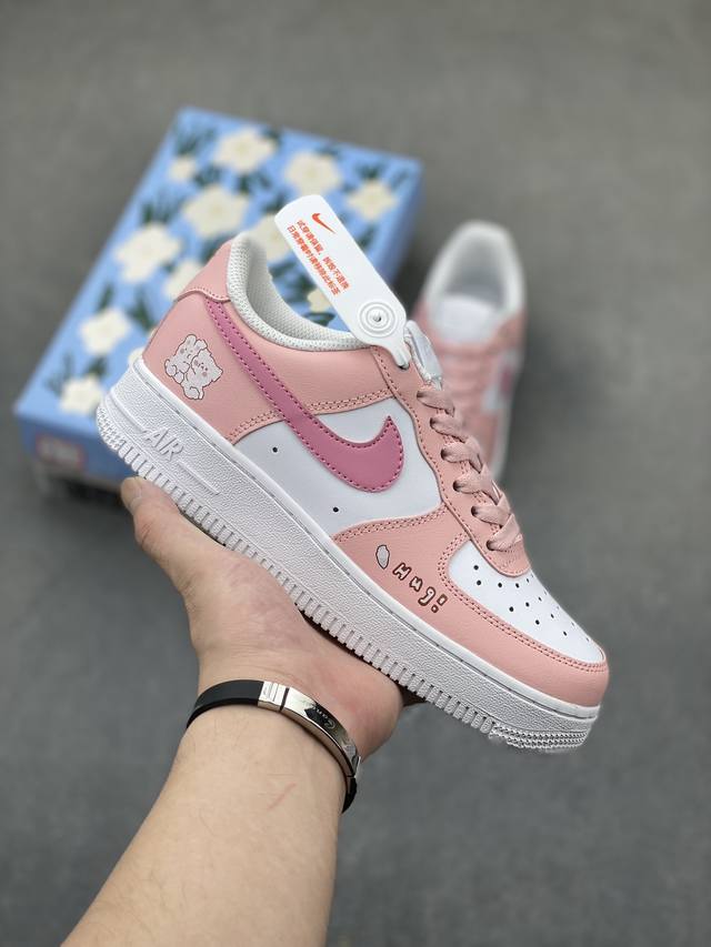 “抱抱熊”订制空军一号板鞋 该定制款球鞋原鞋选用为nike Air Force 1空军一号低帮复古耐磨板鞋 ，设计灵感来源于可爱的“粉底抱抱熊”鞋子以粉白色调为