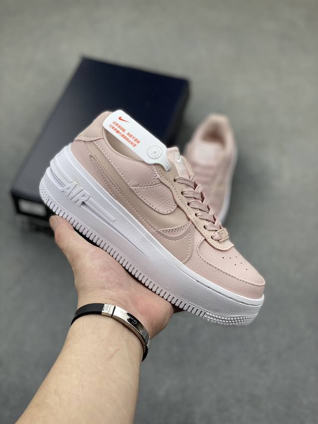 nk Air Force 1 Plt.Af.Orm Triple White 空军一号全新经典白低帮休闲板鞋 #这款鞋在延续 Af1 经典廓形的基础上，将 Sw