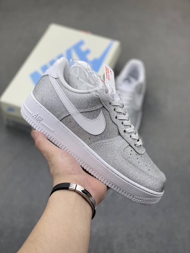 耐克nike Air Force 1 Low 空军一号低帮百搭休闲运动板鞋。柔软、弹性十足的缓震性能和出色的中底设计，横跨复古与现代的外型结合，造就出风靡全球三