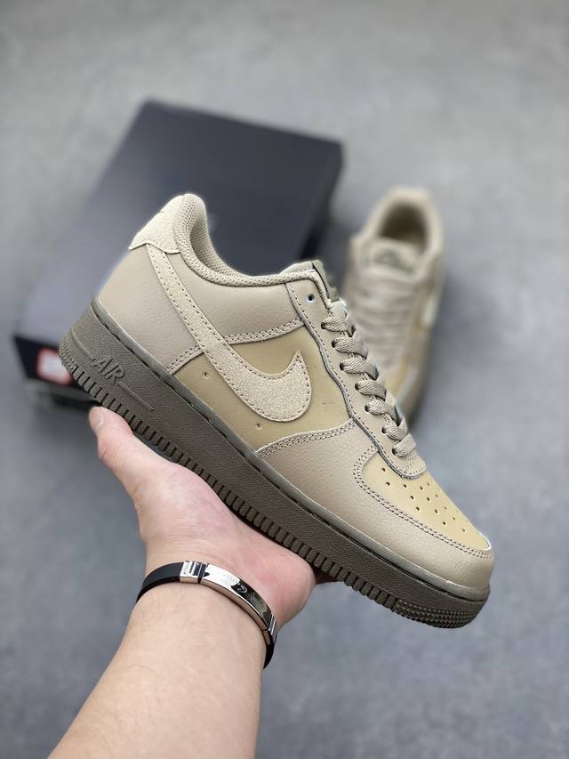 nike Air Force 1 ’07 Low 空军一号低帮百搭休闲运动板鞋。柔软、弹性十足的缓震性能和出色的中底设计，横跨复古与现代的外型结合，造就出风靡全