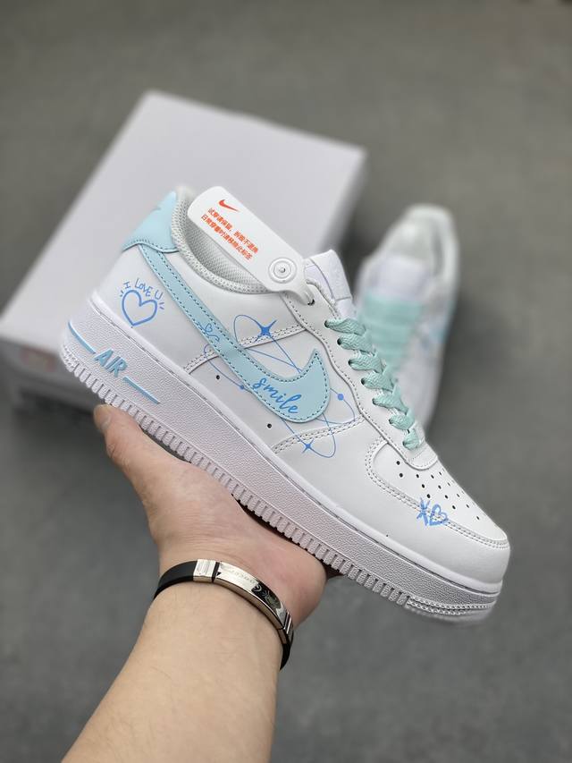 官方爆款定制 二次元主题 Nike Air Force 1 Low’07 Love系列 白蓝喷绘 空军一号低帮休闲板鞋 定制皮料 原厂3D打印 定制鞋盒 原楦原