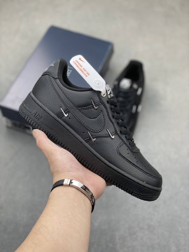 耐克nike Air Force 1 Low 空军一号低帮百搭休闲运动板鞋。柔软、弹性十足的缓震性能和出色的中底设计，横跨复古与现代的外型结合，造就出风靡全球三