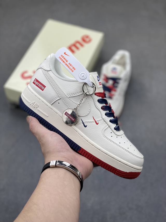 海外限量发售！公司级nike Air Force 1 '07 Low “Supreme联名--米红蓝双勾”空军一号 低帮 运动鞋 休闲鞋 折边针车 工艺难度大