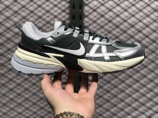 nike 耐克 V2K Run 减震防滑 复古低帮跑步鞋 超火复古跑鞋，采用太空革组合呼吸网眼布鞋面材质，搭载正确4层组合底模，嵌入tpu加固稳定模块,双层m