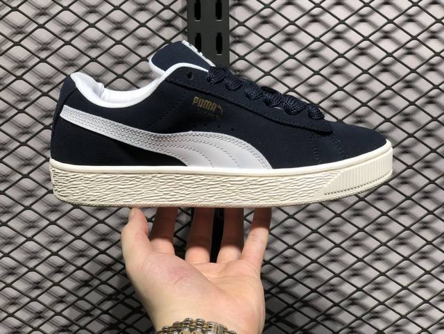 puma Suede Xl 彪马 低帮 面包鞋男女同款复古休闲低邦板鞋 鞋身通体采用细腻的麂皮材质，厚实柔软，质感出众；鞋侧保留puma标志性跑道图案，侧面与