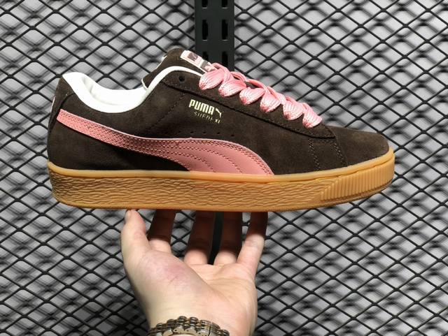 puma Suede Xl 彪马 低帮 面包鞋男女同款复古休闲低邦板鞋 鞋身通体采用细腻的麂皮材质，厚实柔软，质感出众；鞋侧保留puma标志性跑道图案，侧面与