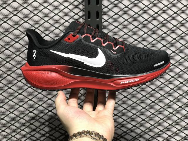 nike Air Zoom Pegasus 41 鞋面采用外层由韧性纱线+内层网眼布的设计，在确保稳定性和耐久性的同时，也保证了贴合舒适及透气性能 此外，鞋带