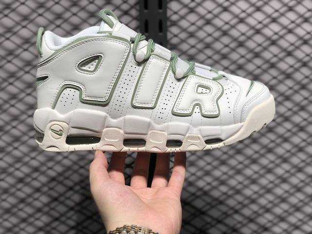 耐克 Nike Air More Uptempo '96 皮蓬全掌气垫男子运动鞋厚底增高缓震慢跑鞋。续写 20 世纪 80 年代和 90 年代篮球运动飞速发展