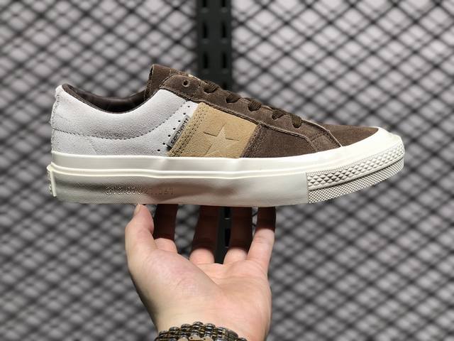 核心私 converse Consx Carhartt Wip联名迎来续作。此次双方将经典设计与传统材质相结合，打造特别版ctas Pro Hi与one Sta