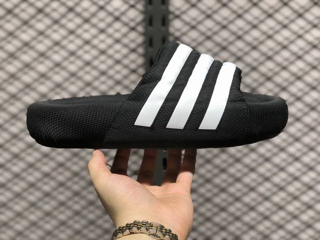 adidas Originals Adilette 24 舒适 防滑 一字拖鞋 男女同款 黑白 此款鞋采用近几年比较流行的版型设计，外观时尚大气。鞋底采用耐磨