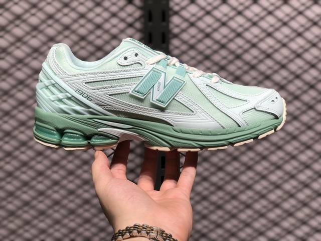 new Balance M1906系列 复古单品宝藏老爹鞋款 复古元素叠加 质感超级棒 楦版型材料细节做工精细 作为nb最经典的档案鞋型之一 与 2一样，19