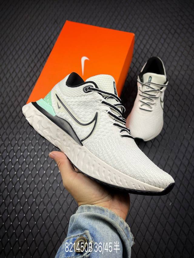 b nike Infnity React 3 Premium 轻量跑鞋 采用柔软且富有支撑力的缓震设计，不论你放慢脚步还是全速奔跑，皆能助你一往无前。饰有醒目趣